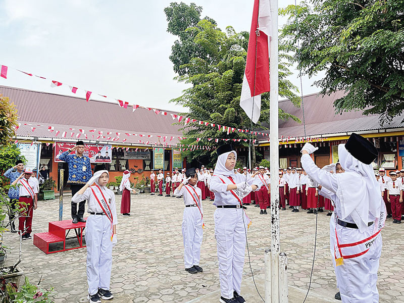 Suasana pengibaran bendera Merah Putih sempena HUT ke-79 RI di SDN 130 Pekanbaru, Sabtu (17/8/2024).