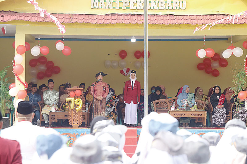 Plt Kakanwil Kemenag Provinsi Riau Dr H Muliardi MPd saat memberikan sambutan pada peringatan HUT RI di MAN 1 Pekanbaru, Sabtu (17/8/2024)