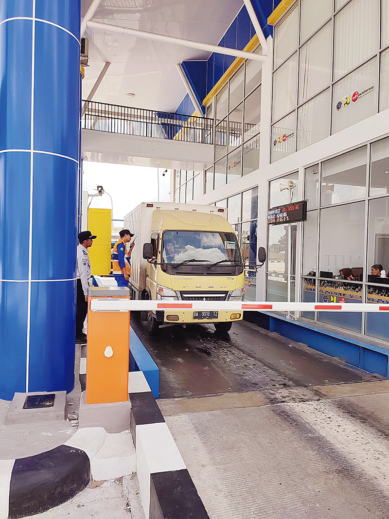 Petugas melakukan pemeriksaan kendaraan truk angkut barang di UPPKB Tenayan Raya, Senin (19/8/2024).
