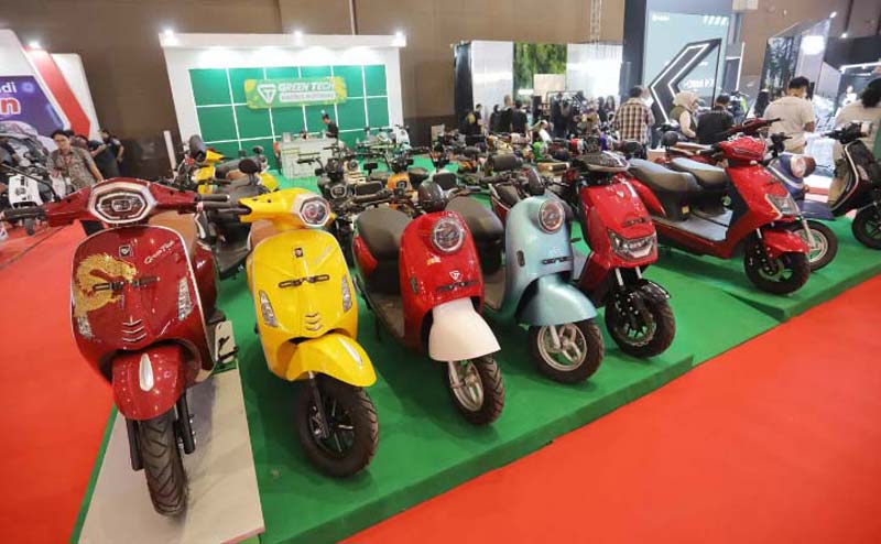 Pengunjung memadati booth motor listrik yang dipamerkan dalam otomotif tahunan Indonesia International Motor Show (IIMS 2024) di JIExpo Kemayoran, Jakarta.