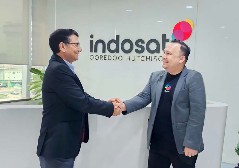 Chief Digital Officer Indosat Ooredoo Hutchison Sanjeev Rawat (kiri) dan Presiden Direktur Microsoft Indonesia Dharma Simorangkir saat bersalaman setelah menyetujui kesepakatan kerja sama.