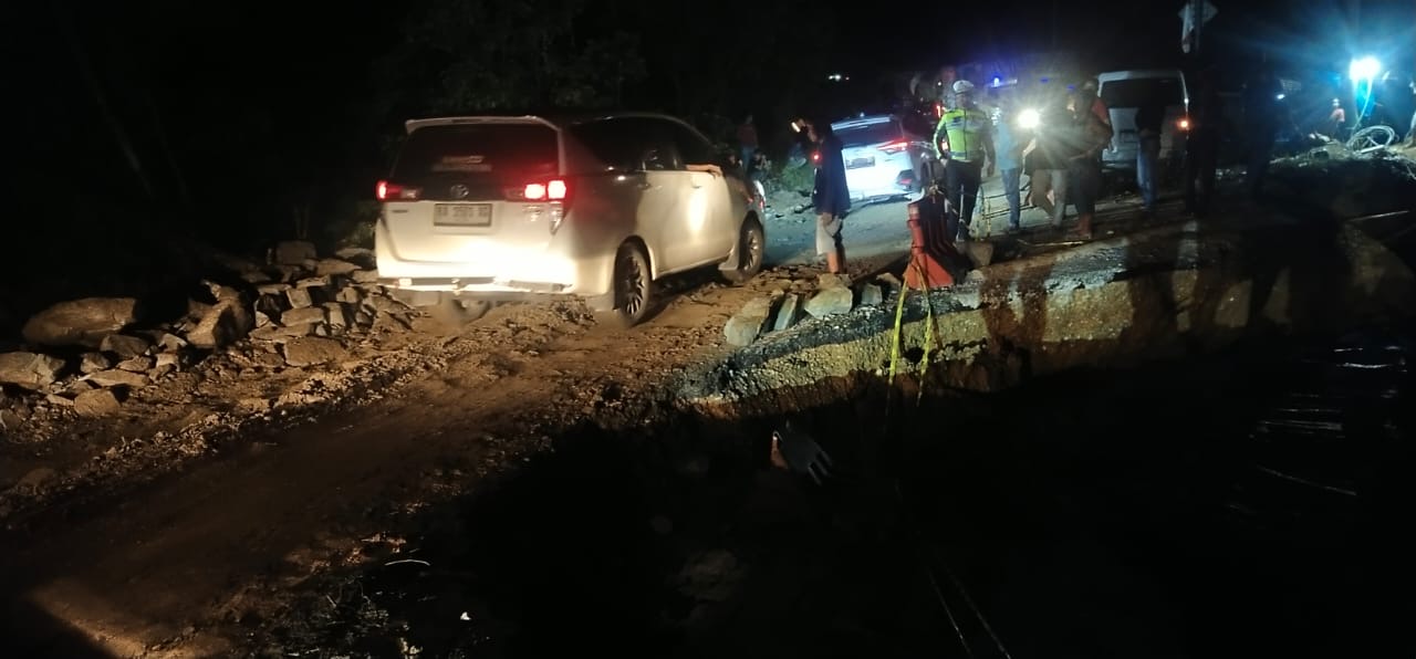Kondisi ruas jalan perbatasan Riau-Sumbar yang amblas menyebabkan buka tutup di wilayah Tanjung Alai, XIII Koto Kampar, Selasa (20/8/2024) malam.