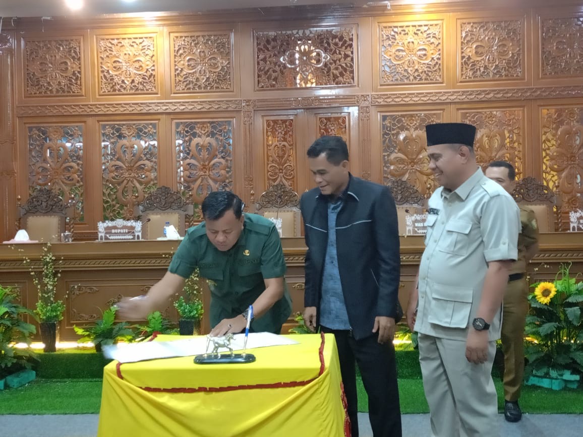 Bupati Kuansing Dr H Suhardiman Amby MM menandatangani berita acara pengesahan dua Ranperda menjadi Perda dalam paripurna DPRD Kuansing, Selasa (20/8/2024).