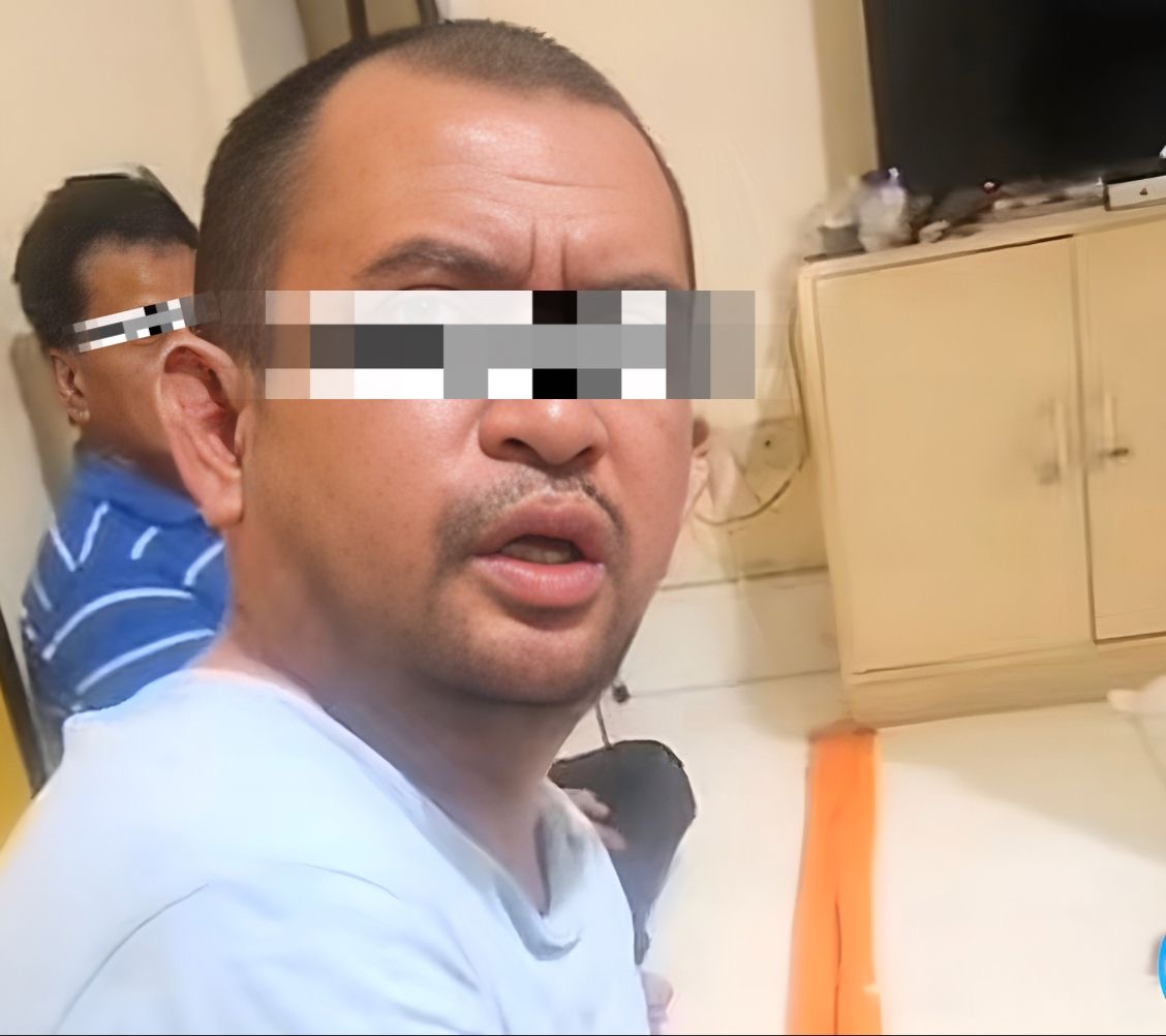Pemasok sabu ke 4 orang kurir yang ditangkap di Bandara SSK II Pekanbaru, yakni BA dan AW saat di introgasi petugas Kepolisian, baru-baru ini.