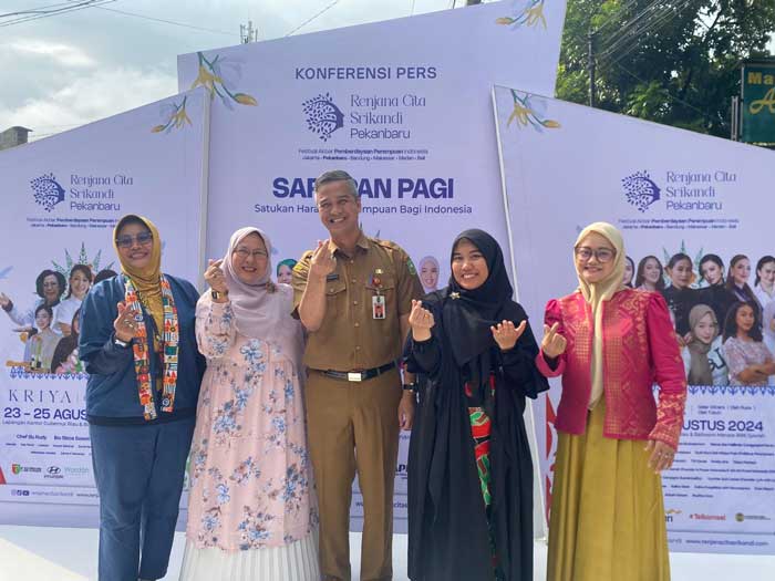 Asisten II Setdaprov Riau M Job Kurniawan foto bersama usai pemaparan kegiatan Renjana Cita Srikandi di Riau, Selasa (20/8/2024).