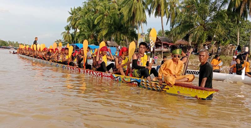 Naro, Pawang Jalur Rajo Bujang Desa Padang Tanggung Pangean melakukan ritual pelepasan saat perpacuan jalur dimulai, belum lama ini.