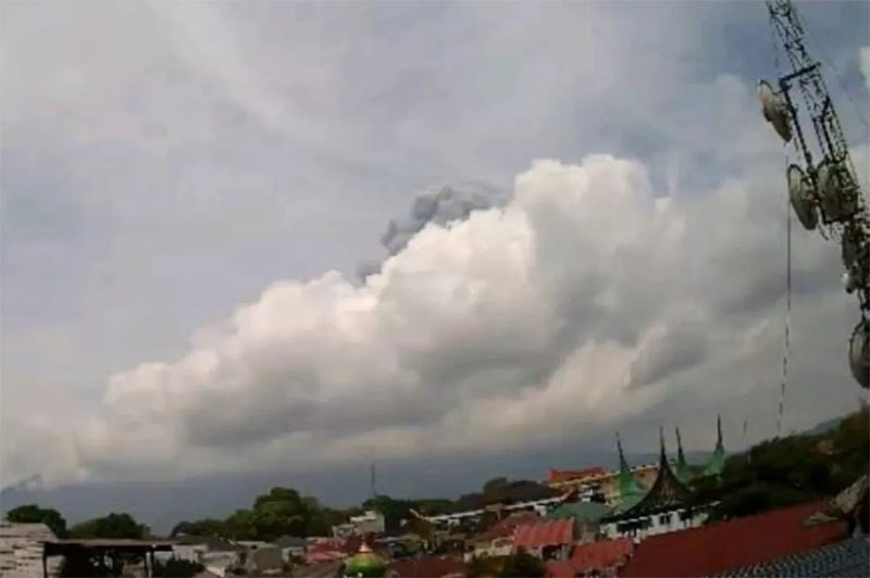 Gunung Marapi yang terletak di Kabupaten Tanahdatar dan Agam, Provinsi Sumatera Barat, mengalami erupsi pada pukul 12.40 WIB, Rabu (21/8/2024).