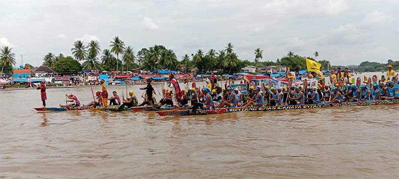 Parade Jalur dari perwakilan kecamatan dan daerah yang ikut mengawali pembukaan perpacuan jalur tradisional di Tepian Narosa Teluk Kuantan, Rabu (21/8/2024).