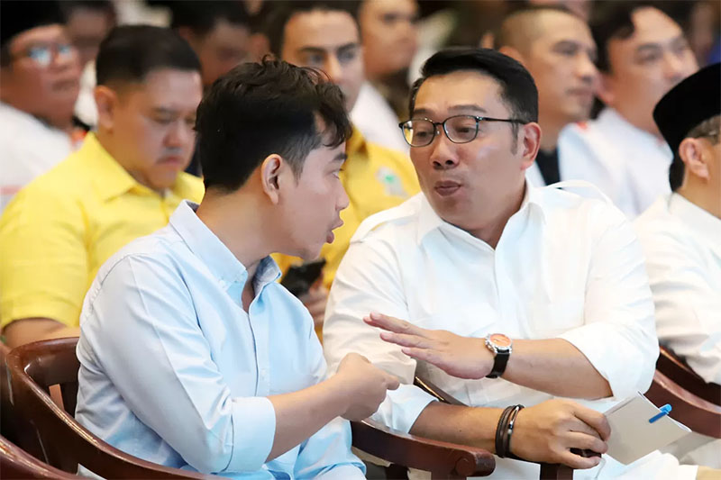 Ridwan Kamil berbincang dengan Wapres Terpilih Gibran Rakabuming Raka saat menghadiri Deklarasi Cagub dan Cawagub DKI Jakarta di Jakarta, Senin (19/8/2024).