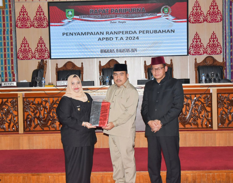 Bupati Bengkalis Kasmarni menyerahkan nota RAPBD Perubahan 2024 kepada pimpinan DPRD Bengkalis dalam sidang paripurna, Senin (19/8/2024).