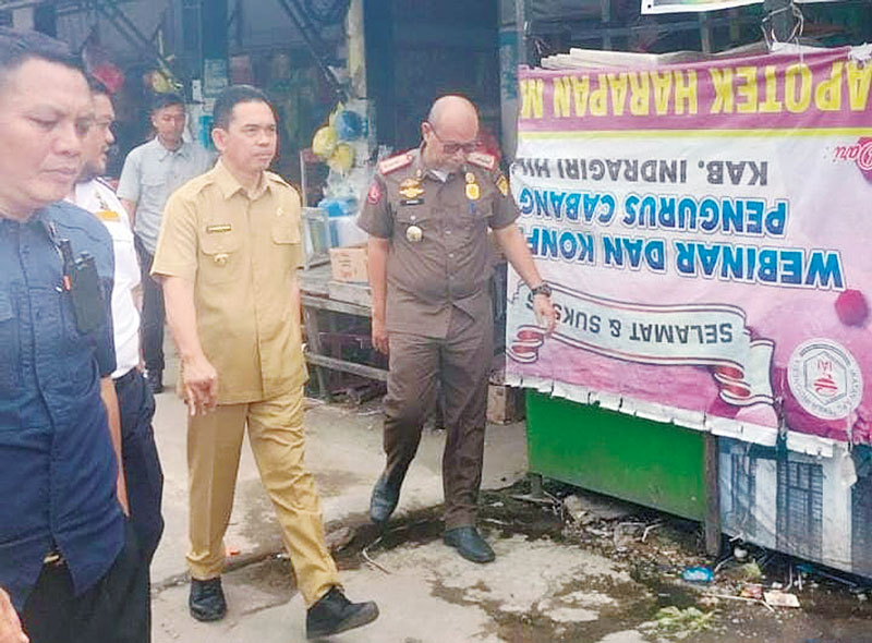 Pj Bupati Inhil H Erisman Yahya meninjau kondisi kebersihan Kota Tembilahan, Selasa (20/8/2024).