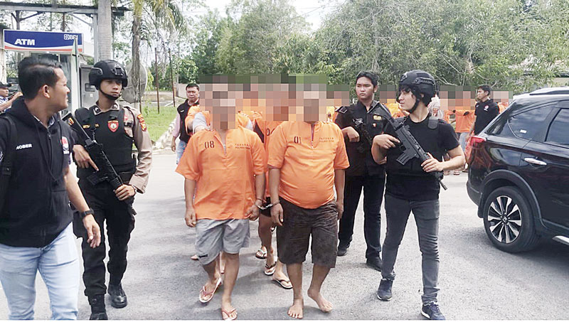 Para tersangka hasil tangkapan Polres Siak digiring dalam ekspose di Mapolres Siak, beberapa waktu lalu.