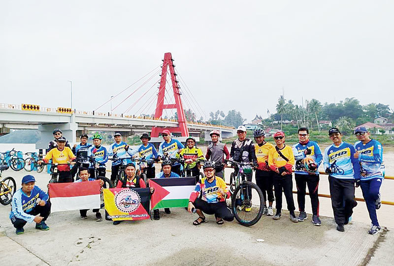 Anggota Community Kayuh Dharmasraya foto bersama saat mengikuti gowes, beberapa waktu lalu.
