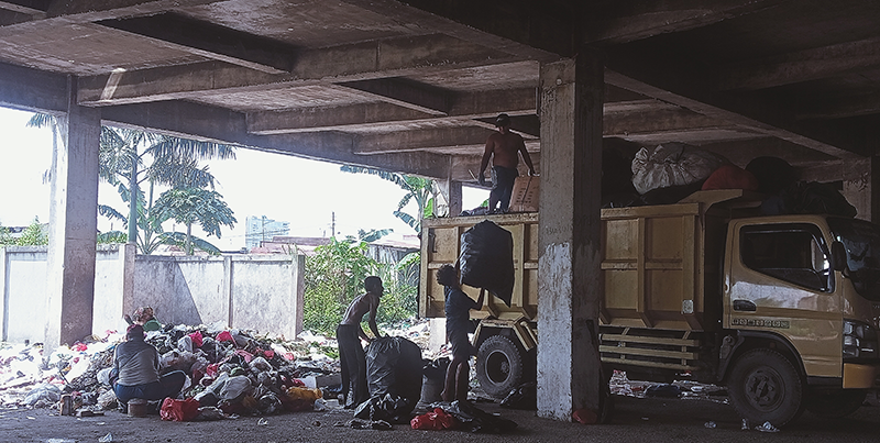Petugas melakukan pengangkutan sampah di Pasar Cik Puan, untuk dibawa ke Tempat Pembuangan Akhir (TPA) Muara Fajar, Selasa (20/8/2024).