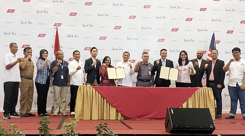 FOTO SAMA: Kadin Dumai foto bersama dengan manajemen Tanjung Beruas Sdn Bhd Malaysia, dengan disaksikan Asisten Administrasi Bidang Pemerintahan dan Kesejahteraan Rakyat Pemko Dumai Yusrizal.