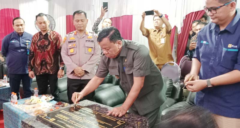 Bupati Kuantan Singingi (Kuansing) Dr H Suhardiman Amby MM bersama Senior Manager Perencanaan UID RKR PT PLN Albert Sitompul meresmikan penggunaan SPKLU di Kuansing, Selasa (20/8/2024).