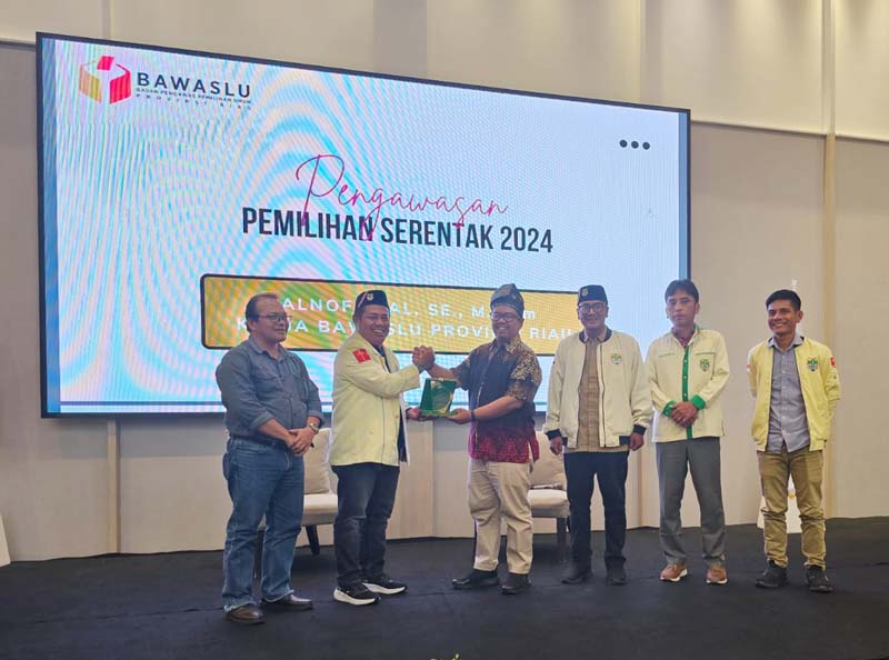 Ketua Bawaslu Riau Alnofrizal beri cen&shy;de&shy;ra mata pada aktivis Pemuda Katolik untuk berpartisipasi da&shy;&shy;lam pengawasan Pilkada 2024, Ahad (18/8/2024).