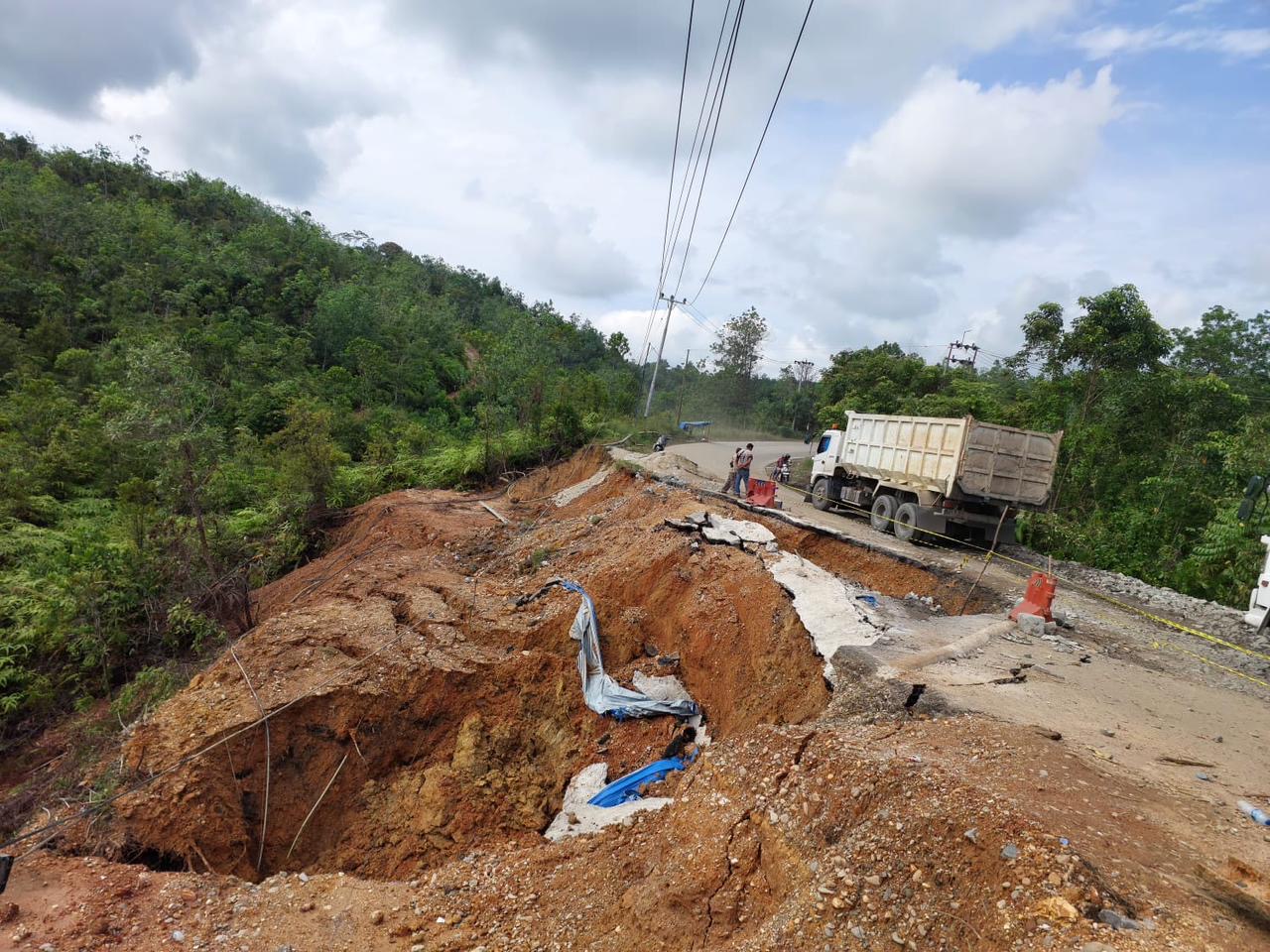 Lokasi jalan longsor di Jalan Lintas Sumbar-Riau Desa Tanjung Alai Kabupaten Kampar, Rabu (21/8/2024).