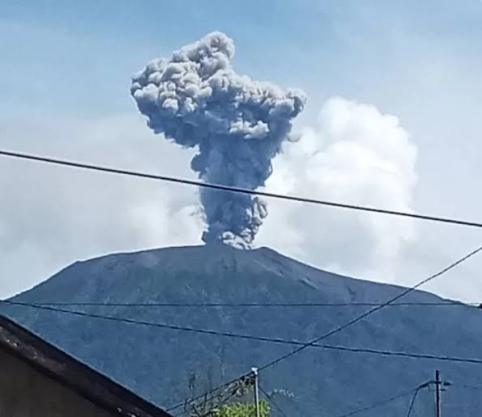 Gunung Marapi di Sumatera Barat saat erupsi pada Januari 2023 lalu.