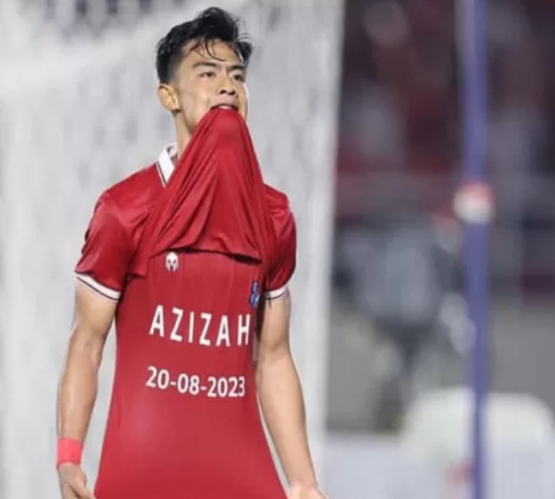 Momen selebrasi rimantis yang ditinjukkan Arhan Pratama saat mencetak gol dengan membuka baju yang bertuliskan Azizah.