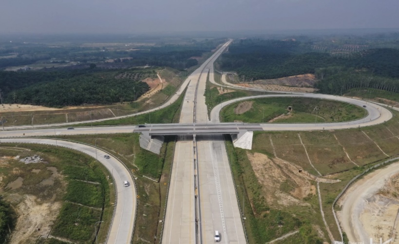 Ruas Jalan Tol Bangkinang-Koto Kampar terlihat dari udara, menghubungkan Tol Pekanbaru-Bangkinang.