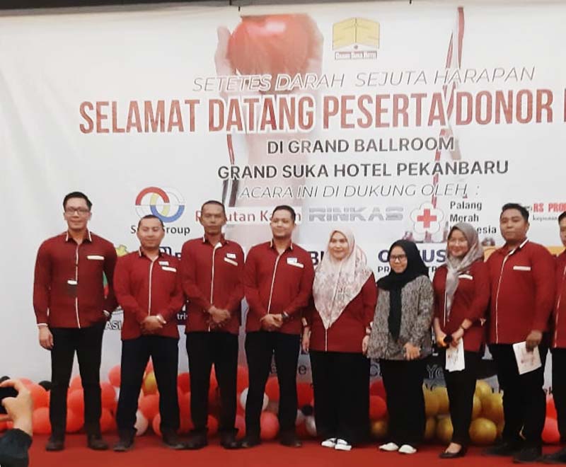 Foto bersama GM dan karyawan sela kegiatan donor darah dalam rangka Hut Grand Suka Hotel Pekanabaru ke 8 tahun , selasa (20/8)