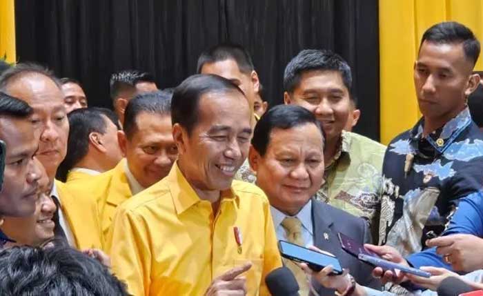 Presiden Joko Widodo (Jokowi) bersama Presiden terpilih Prabowo Subianto saat menghadiri acara penutupan Munas XI Partai Golkar, Rabu (21/8).