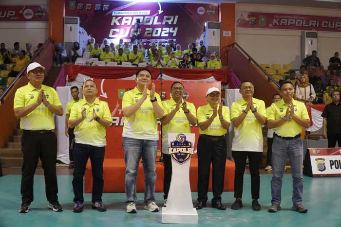 Kapolda Riau Irjen Pol Mohammad Iqbal membuka Turnamen Bola Voli Kapolri Cup 2024 Zona 1 di Gelanggang Olahraga Tribuana, Kota Pekanbaru  Rabu (21/8/2024).