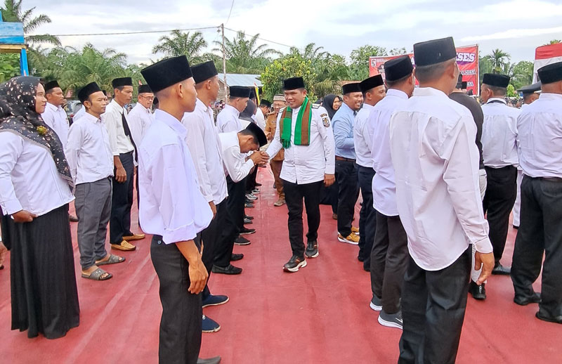 Bupati Pelalawan H Zukri SE memberikan ucapan selamat kepada sejumlah kepala desa se-Kecamatan Teluk Meranti yang masa jabatannya diperpanjang dari 6 tahun menjadi 8 tahun di Kantor Desa Pulau Muda,