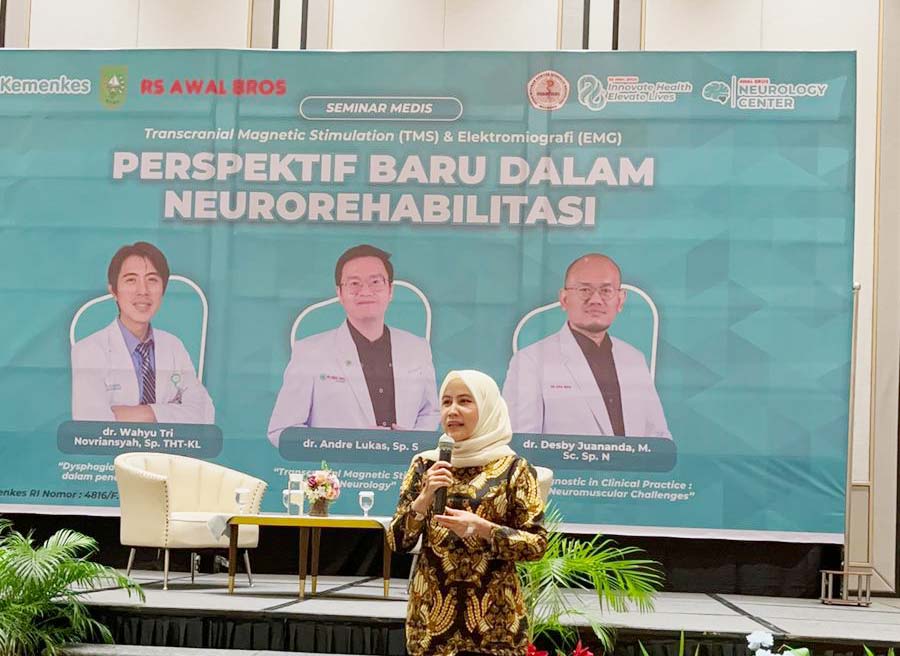Direktur RS Awal Bros Panam, dr Mutiara Arcan MARS menyampaikan kata sambutan pada  seminar medis bertajuk &ldquo;Perspektif Baru dalam Neurorehabilitasi&rdquo;.