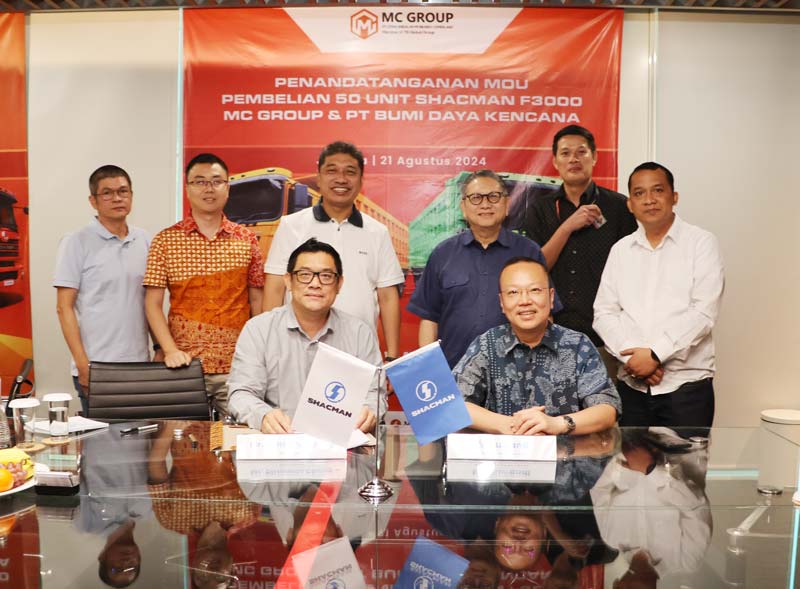 Founder TB Global Group  Toni Lim (tiga kanan) didampingi Director MC Group Dirmanto Chang (dua kanan depan) foto bersama dengan President Director PT Atlas Resources Tbk Andre Abdi.