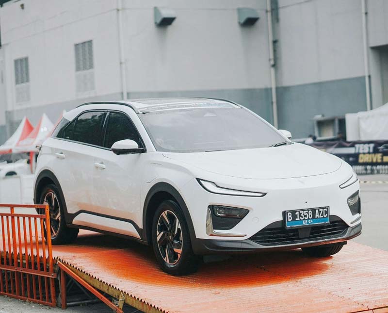 Sebuah mobil listrik sedang dipamerkan di Jakarta, baru-baru ini. Cuaca yang tidak menentu saat ini da&shy;pat mempengaruhi kenyamanan dan keamanan saat ber&shy;kendara.