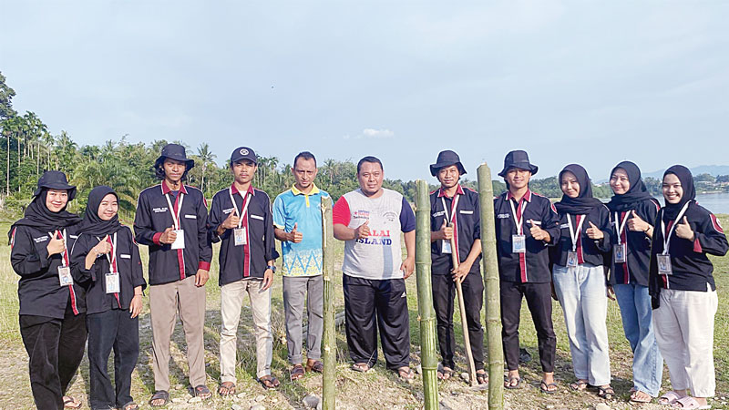 Anggota Kukerta MBKM Arsitektur Unri 2024 berfoto bersama dengan Sekretaris Desa, Kepala Dusun, Ketua Pemuda Dusun Pulau Empat dalam pelaksanaan penanaman pohon di Dusun Pulau Empat.