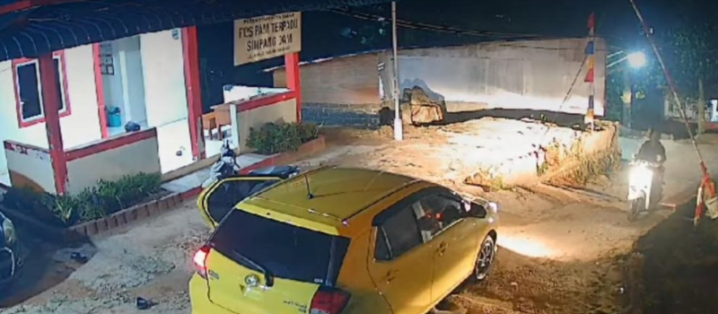 Tangkapan layar CCTV lokasi aksi pengeroyokan di pos penjagaan Simpang Dam, Mukakuning yang beredar di medsos.
