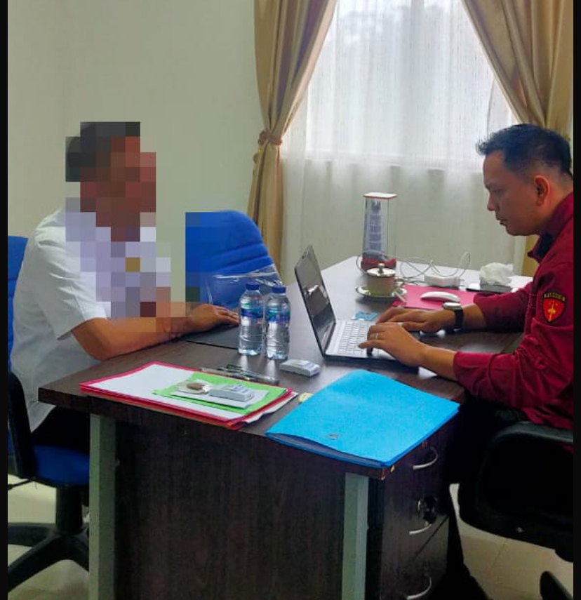 Kasi Pidsus Kejari Bengkalis Hengki melakukan periksa salah satu saksi dalam dugaan korupsi kredit di salah satu bank daerah di Duri di Kantor Kejari Bengkalis, Kamis (22/8/2024).