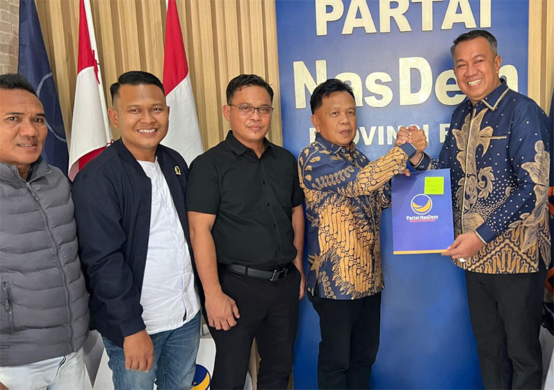 Ketua DPD Nasdem Rony Samudra mendampingi Asmar dan Muzamil menerima B1KWK di Kantor DPW Nasdem Riau di Pekanbaru, Kamis (22/8/2024).