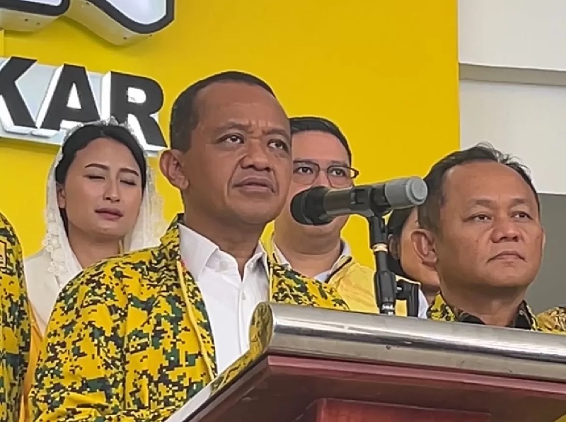 Ketua Umum Partai Golkar Bahlil Lahadlia mengungkapkan janjinya untuk memberi tempat kepada Airlangga Hartarto di pemerintah dan partai.