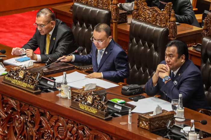 Wakil Ketua DPR Sufmi Dasco Ahmad bersama dua Wakil Ketua DPR lainnya Lodewijk Freidrich Paulus dan Rachmat Gobel menskors rapat paripurna.