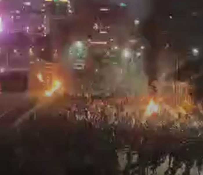 Aksi Demo Kawal Putusan MK Berakhir Ricuh dan Bakar Ban.