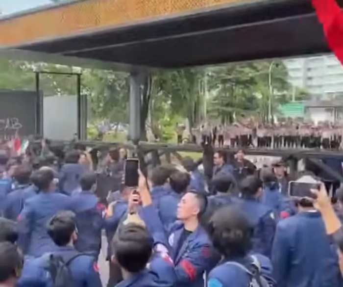 Detik-detik pagar DPR Dijebol gabungan mahasiswa.