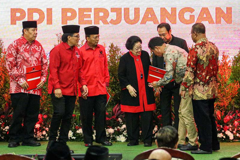 Ketua Umum PDI Perjuangan Megawati Soekarnoputri didampingi Ketua DPP Prananda Prabowo bersama sejumlah bakal calon gubernur dan wakil gubernur yang akan diusung.