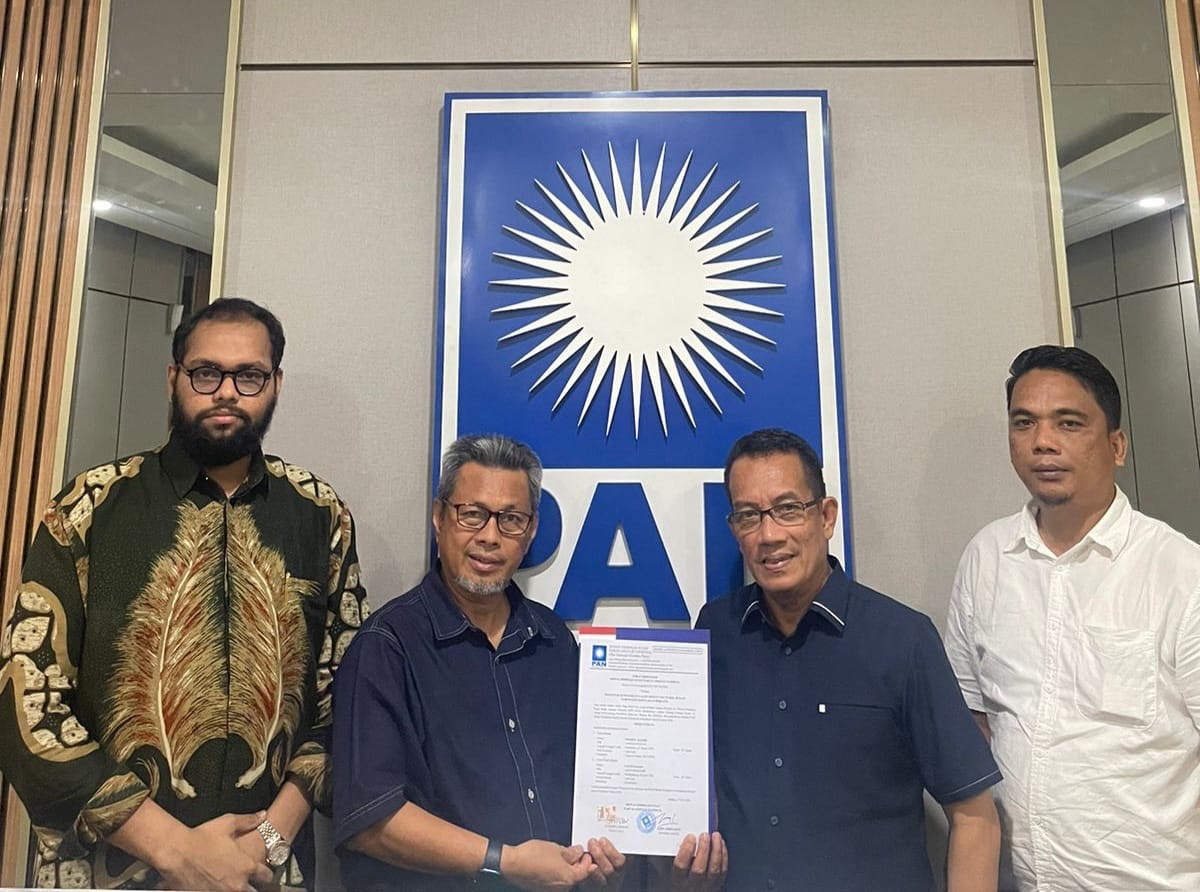 Pasangan bakal calon bupati dan wakil bupati Masrul Kasmy dan Fauzi Hasan menunjukkan SK B1KWK dari DPP PAN.