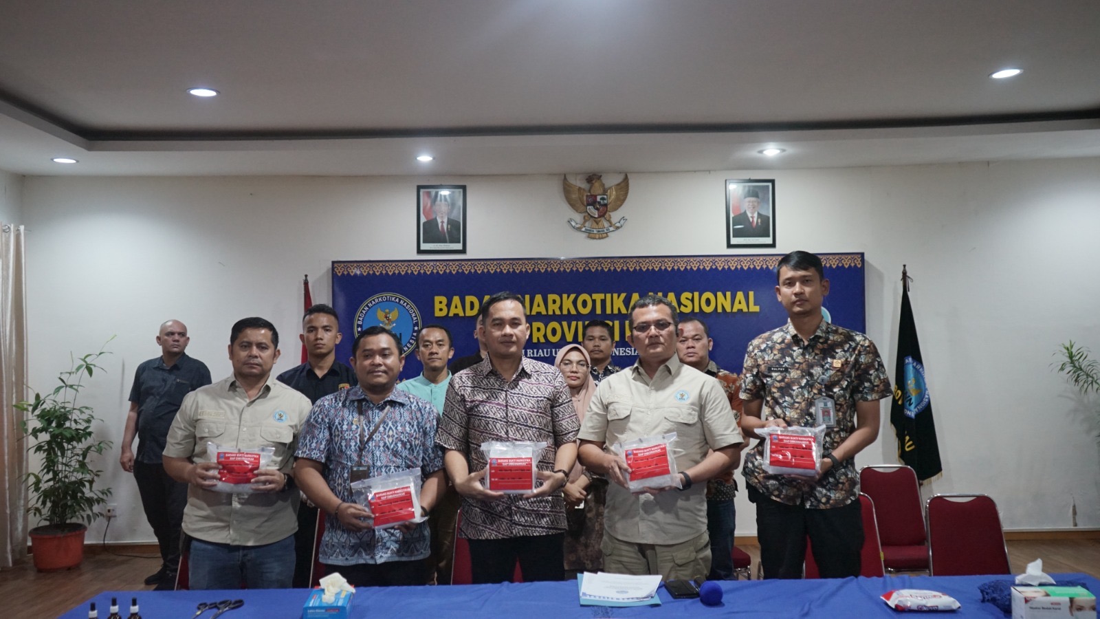 Badan Narkotika Nasional Provinsi Riau (BNNP Riau) saat melakukan pemusnahan barang bukti narkotika jenis sabu seberat 4.693,4 gram pada Jumat (23/8) di BNN Riau.