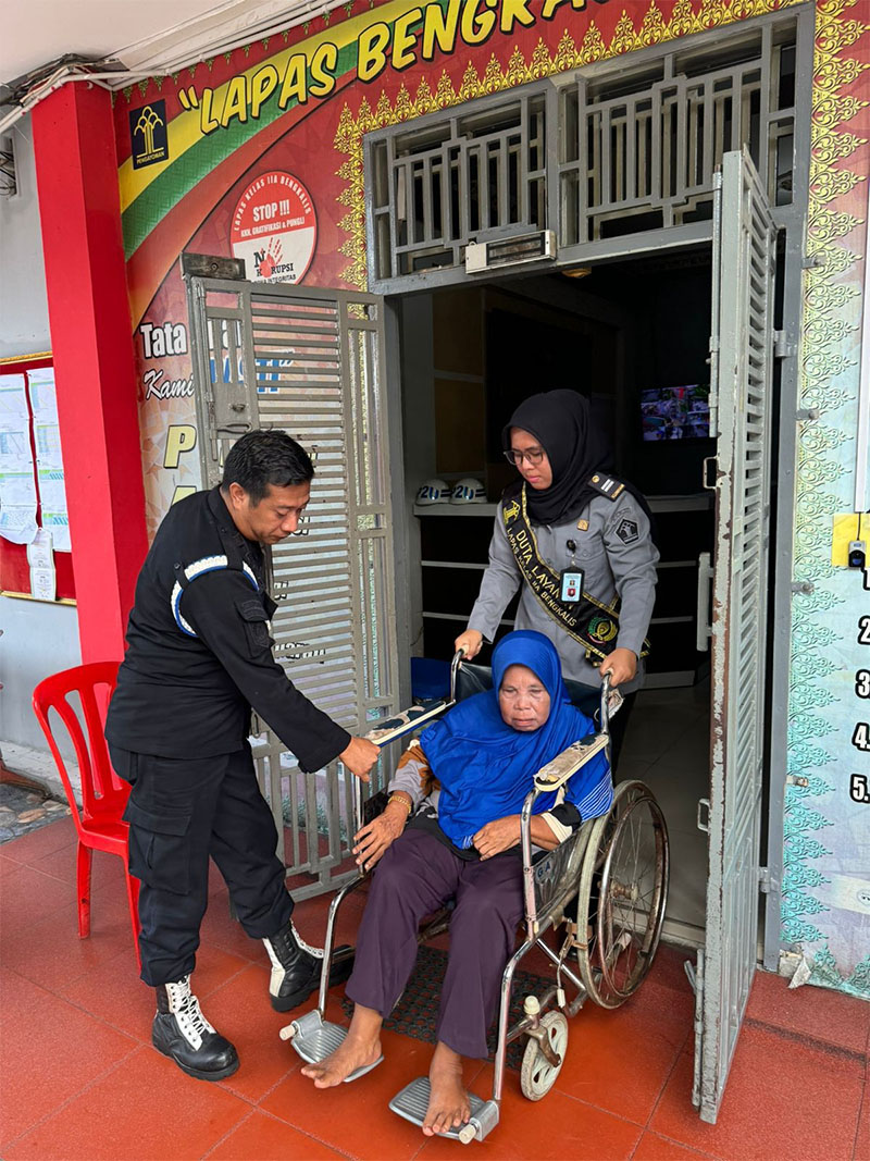 Duta Layanan Lapas Bengkalis sedang melayani pengunjung saat jam besuk WBP di Lapas Bengkalis, Jumat (23/8/2024).