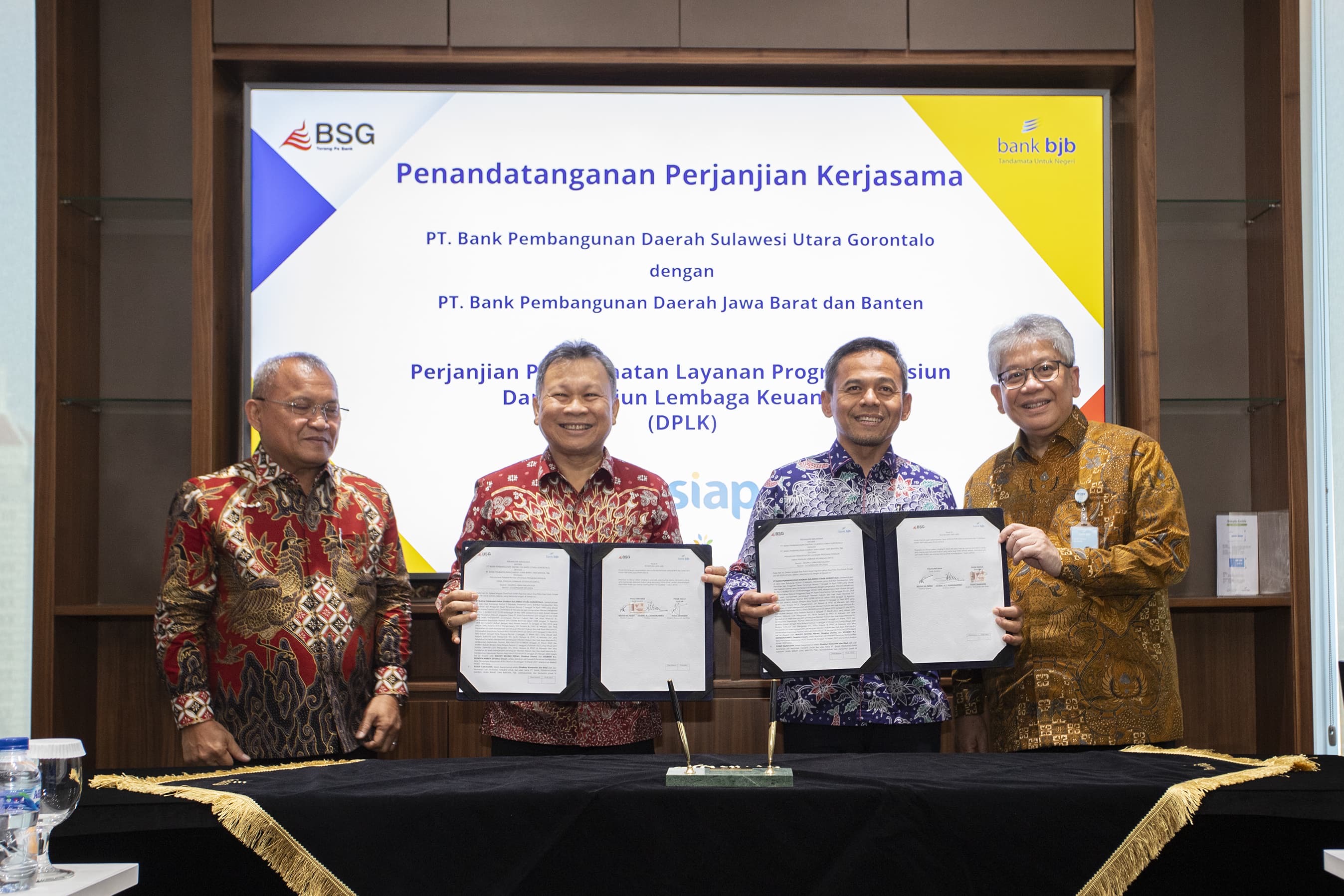 Direktur Utama Bank BJB Yuddy Renaldi (kanan) foto bersama Direktur Konsumer & Ritel Bank BJB, Yusuf Saadudin dan Direktur Utama Bank SulutGo Revino M. Pepah usai penandatanganan perjanjian kerja sama
