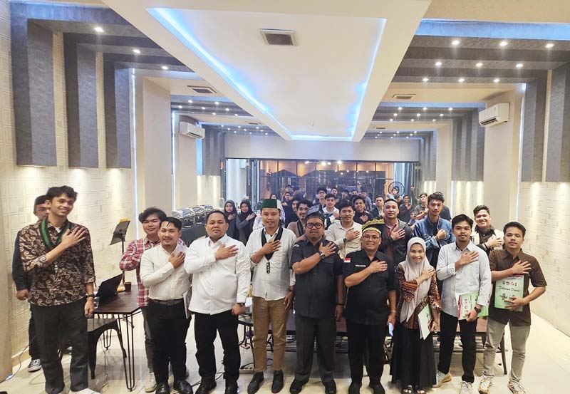 Kasubdit Politik Ditintelkam Polda Riau AKBP Wawan (4 dari kiri), Ketua Bawaslu Riau Alnofrizal, Ke&shy;tua KPU Riau Rusidi Rusdan berfoto bersama.