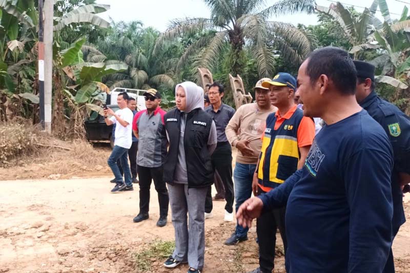 Bupati Inhu Rezita Meylani Yopi meninjau sejumlah ruas jalan di Inhu yang sedang dilakukan perbai&shy;kan oleh Pemprov Riau, Kamis (22/8/2024).