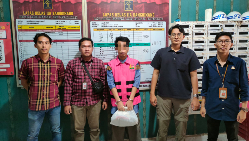 JPU Kejari Kampar menerima proses tahap II mantan Kades Teratak, Kecamatan Tambang  Muhammad Ardi di kantor Kejari Kampar, Bangkinang, Jumat (23/8/2024).