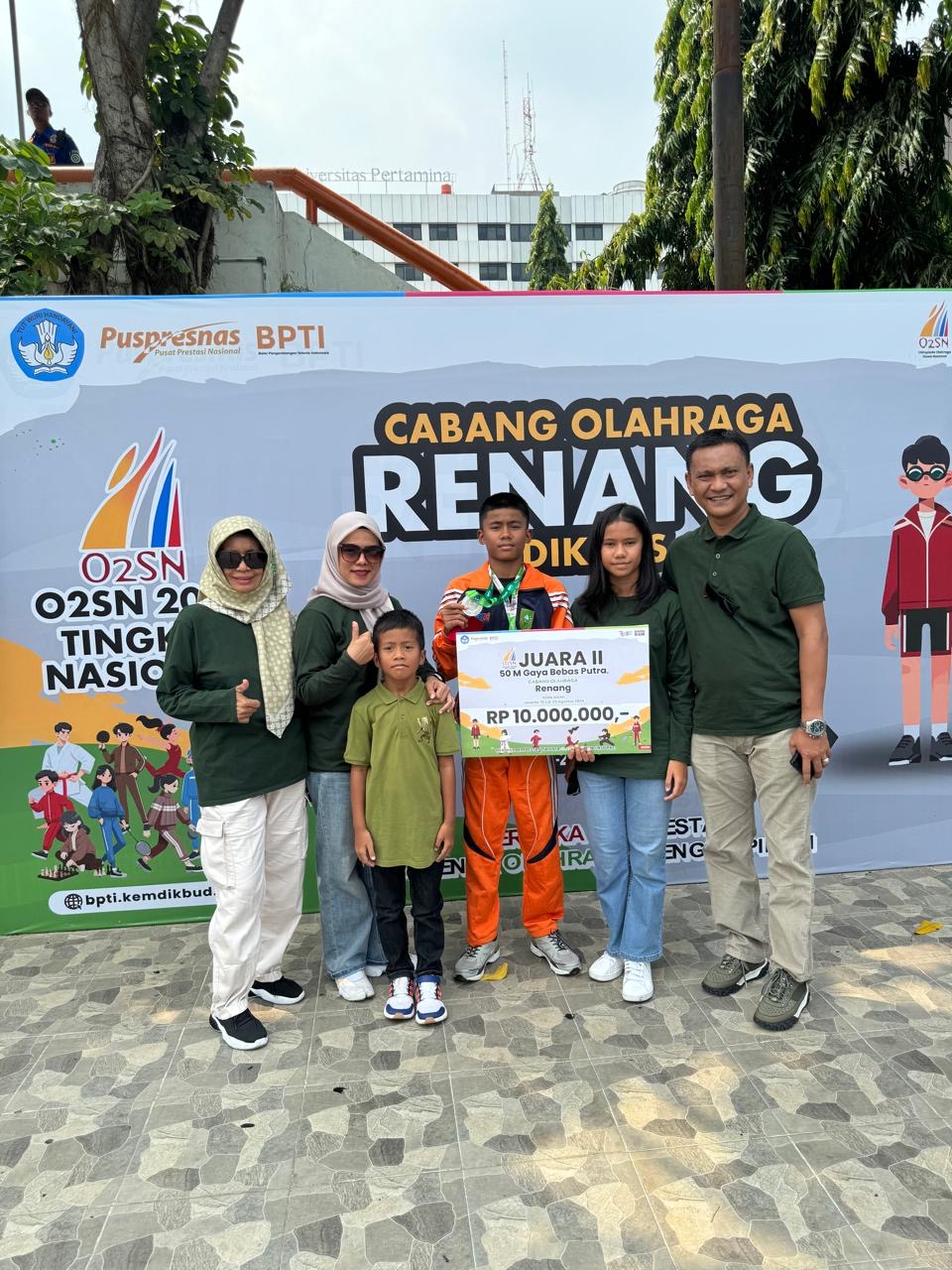 Atlet renang Pekanbaru, M Arkaan Alfarabi Simbolon (tengah) didampingi keluarga memperlihatkan medali emas yang diraih saat O2SN renang tingkat nasional di di Kolam Pertamina Millenium Aquatik Center.