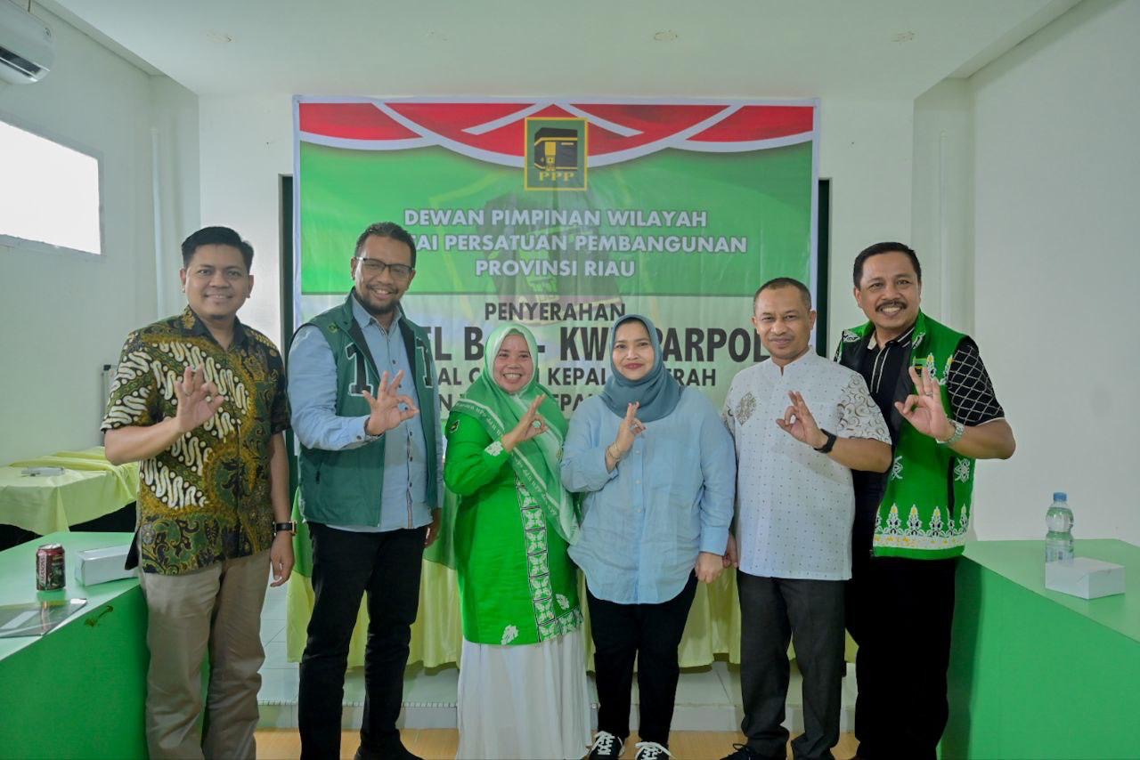 Paslonbup-Wabup Bengkalis Kasmarni-Bagus Santoso foto bersama usai menerima dokumen B1-KWK dari PPP, di Kantor DPC PPP Kota Pekanbaru, beberapa hari lalu.